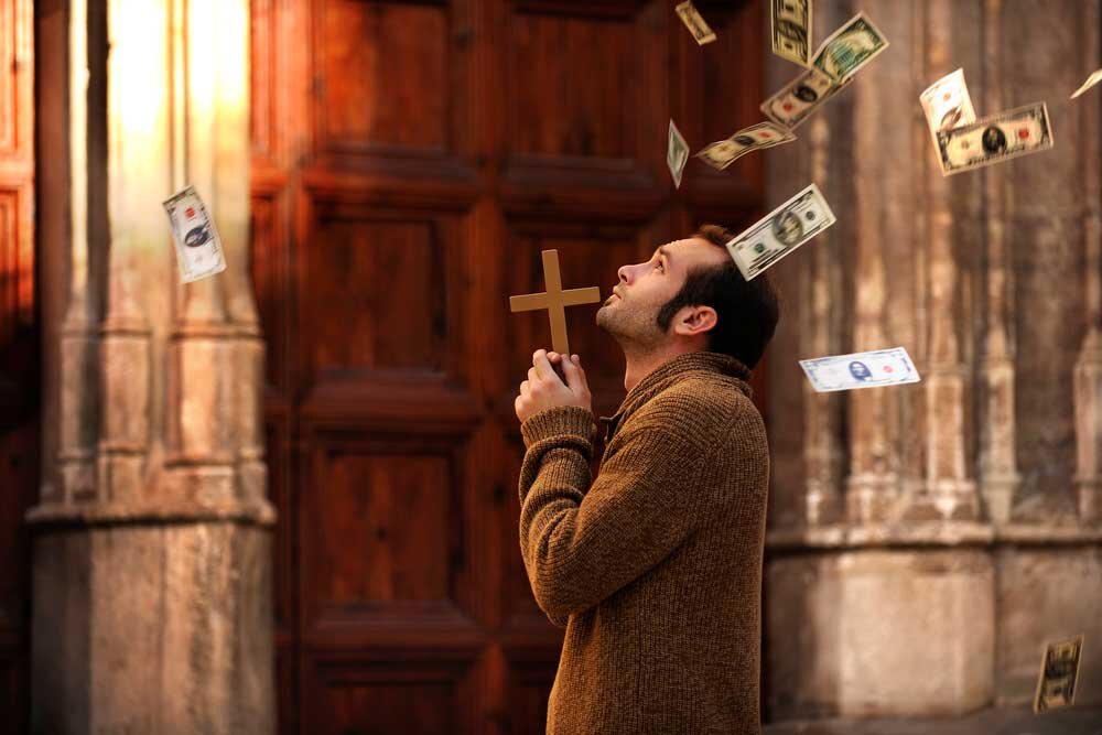 Деньги дает бог. Люди поклоняются деньгам. Человек молится. Поклонение доллару. Money as God.
