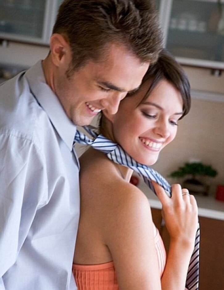 женщина флиртует. любовный треугольник. замужняя флиртует с другими мужчинами. замужняя флиртует с другими мужчинами. свидание.