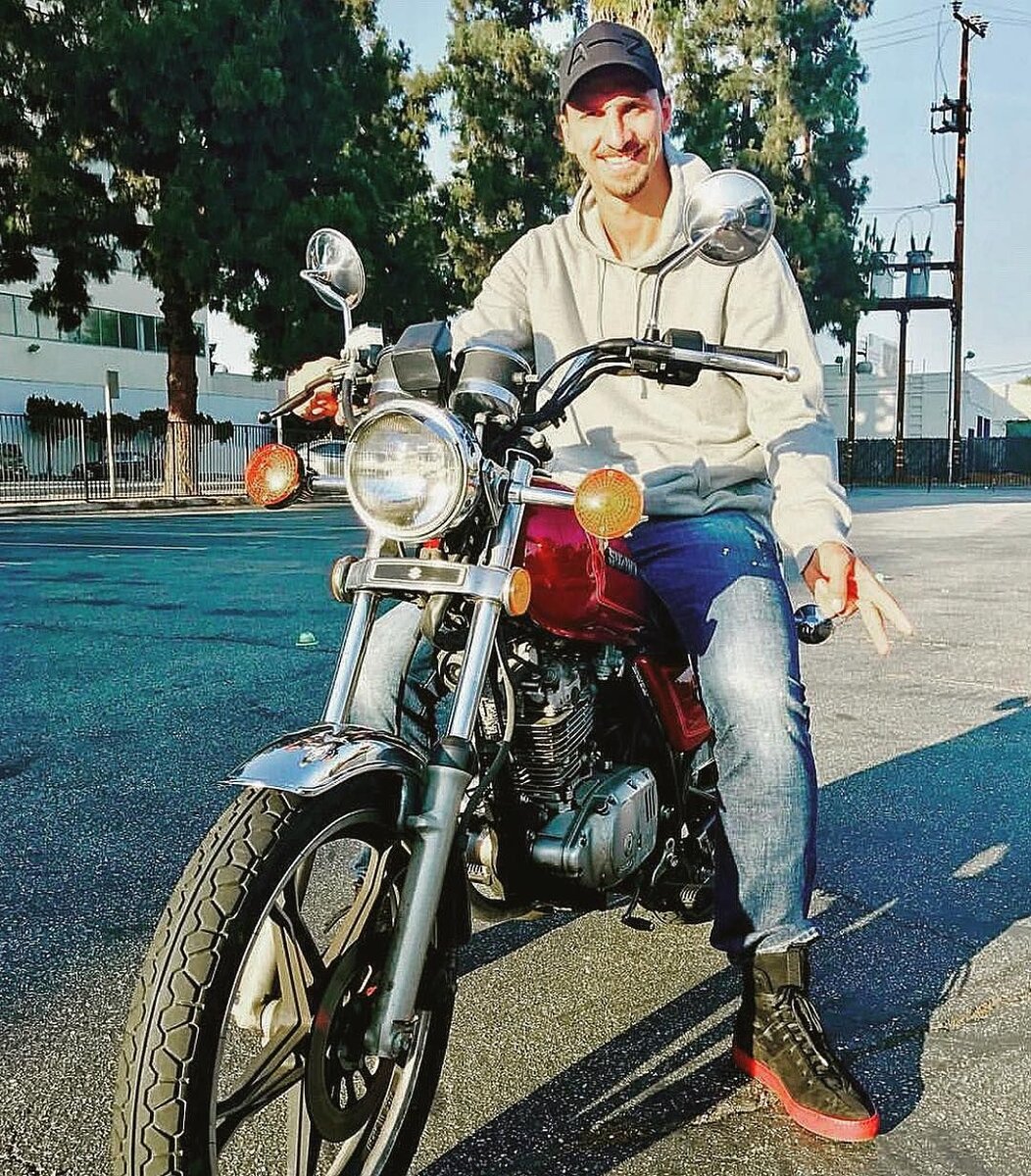 Златан Ибрагимович на простеньком мотоцикле Suzuki