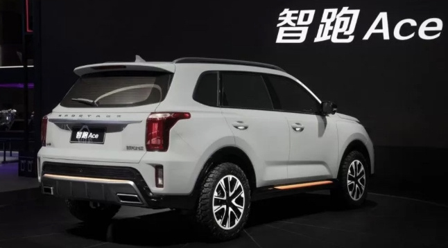 По сравнению с предыдущим Спортэйджем длина выросла на 70 мм до 4530 мм, но остальные габариты прежние: ширина – 1850 мм, высота – 1695 мм, колесная база – 2640 мм.