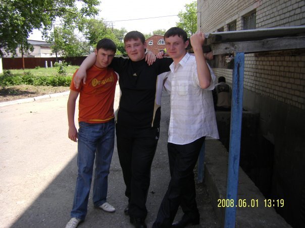 На второй день свадьбы у друга Лехи. Слева Серега друг детства, а справа Гриша.