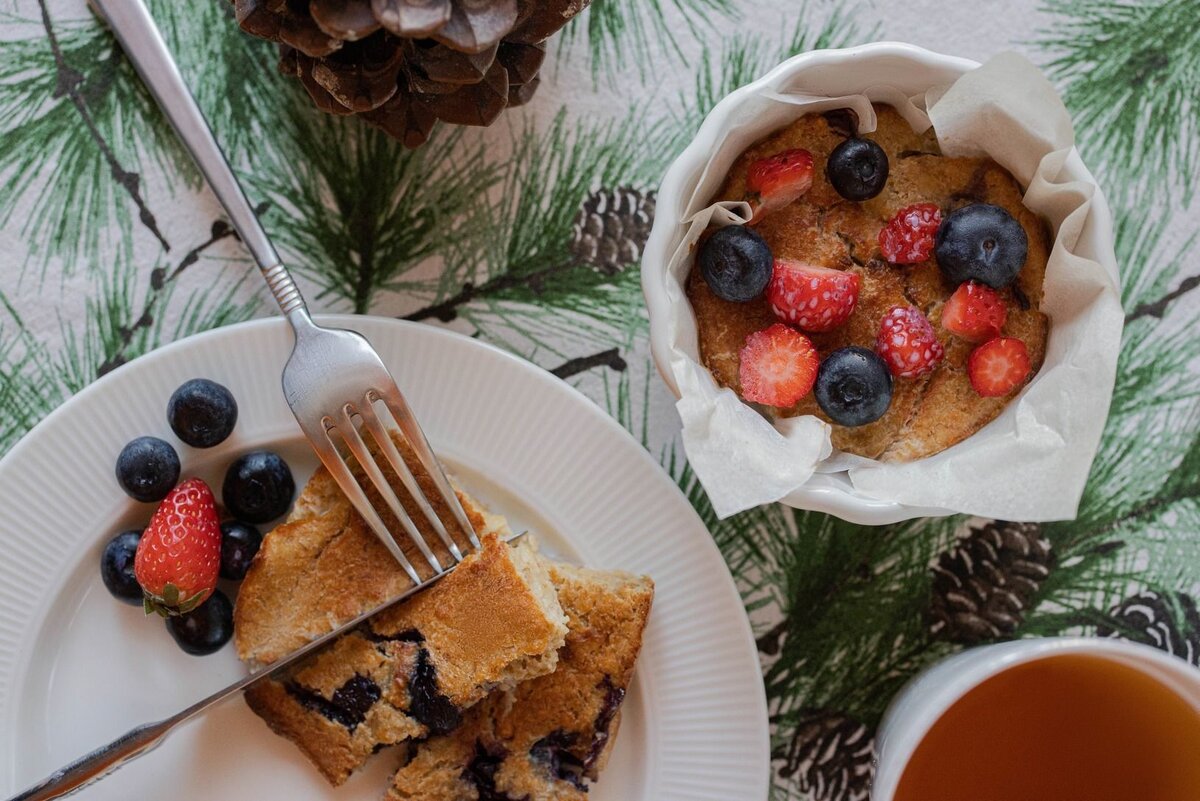 Гранола-кейк с овсяным молоком из книги «How to Eat. Учебник здорового питания» © Алена Даль