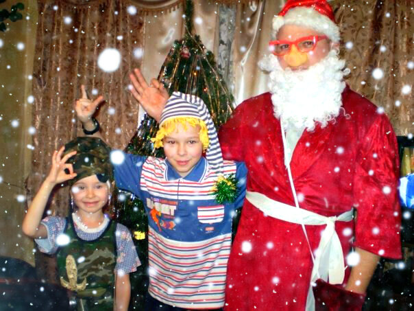 Новый год в  кругу близких. На фото - племянница, сын, брат (из архива автора)