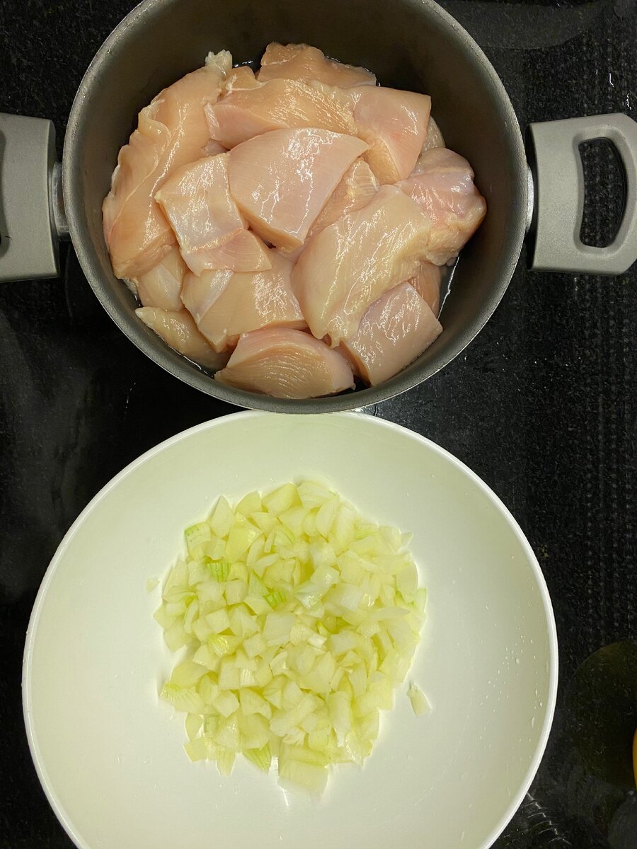 Порезали курицу и лук