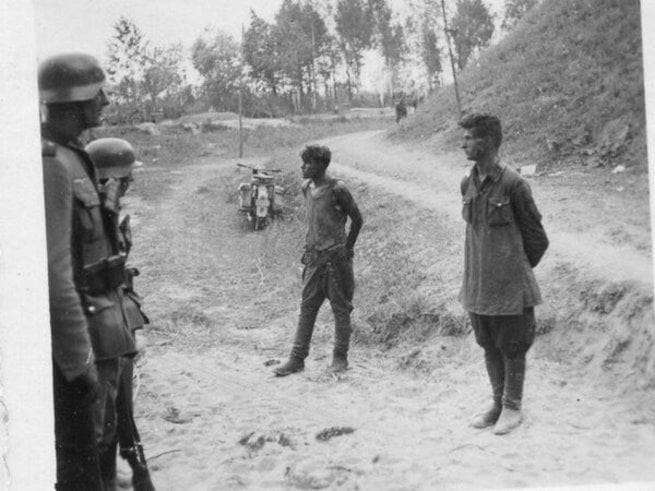 Советские пограничники перед расстрелом.