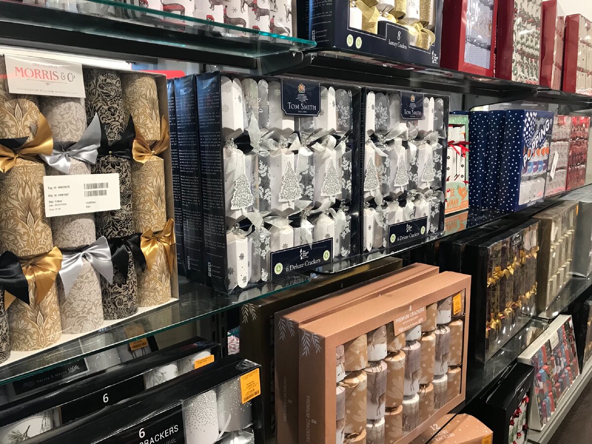 В магазинах перед Рождеством всегда хороший выбор хлопушек. Фотография из личного архива.