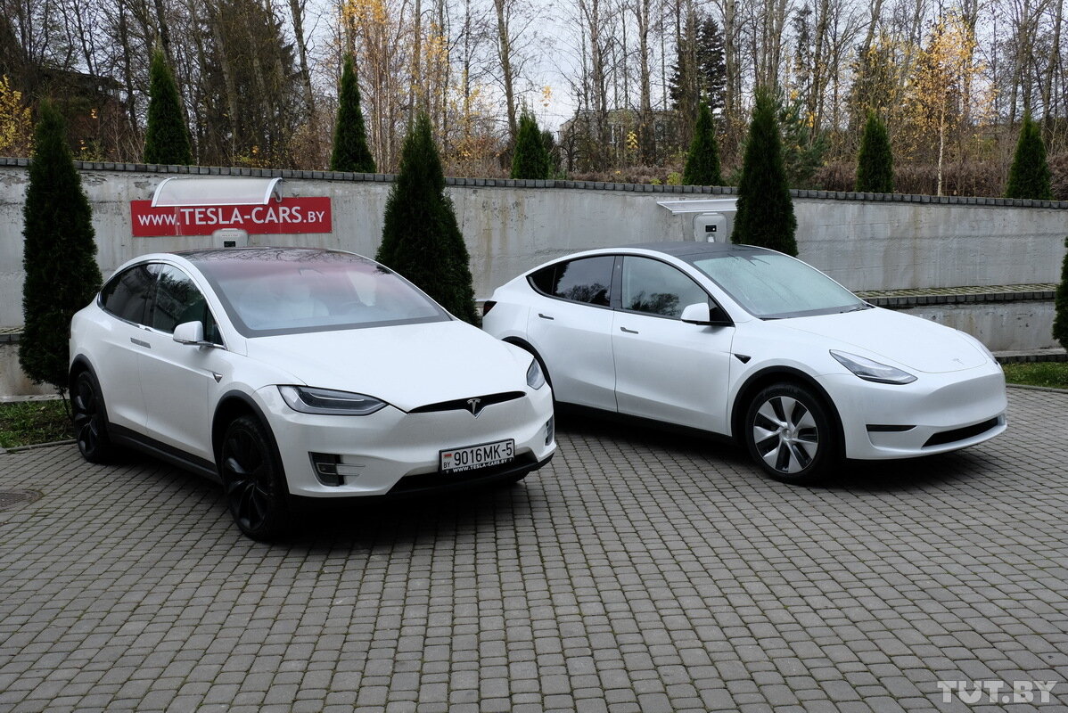 Model Y (правее) сильно проигрывает Model X по габаритам, но почти не проигрывает по практичности. И сильно выигрывает по цене