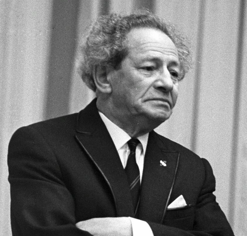 На ч/б фото сам В. Мессинг. 