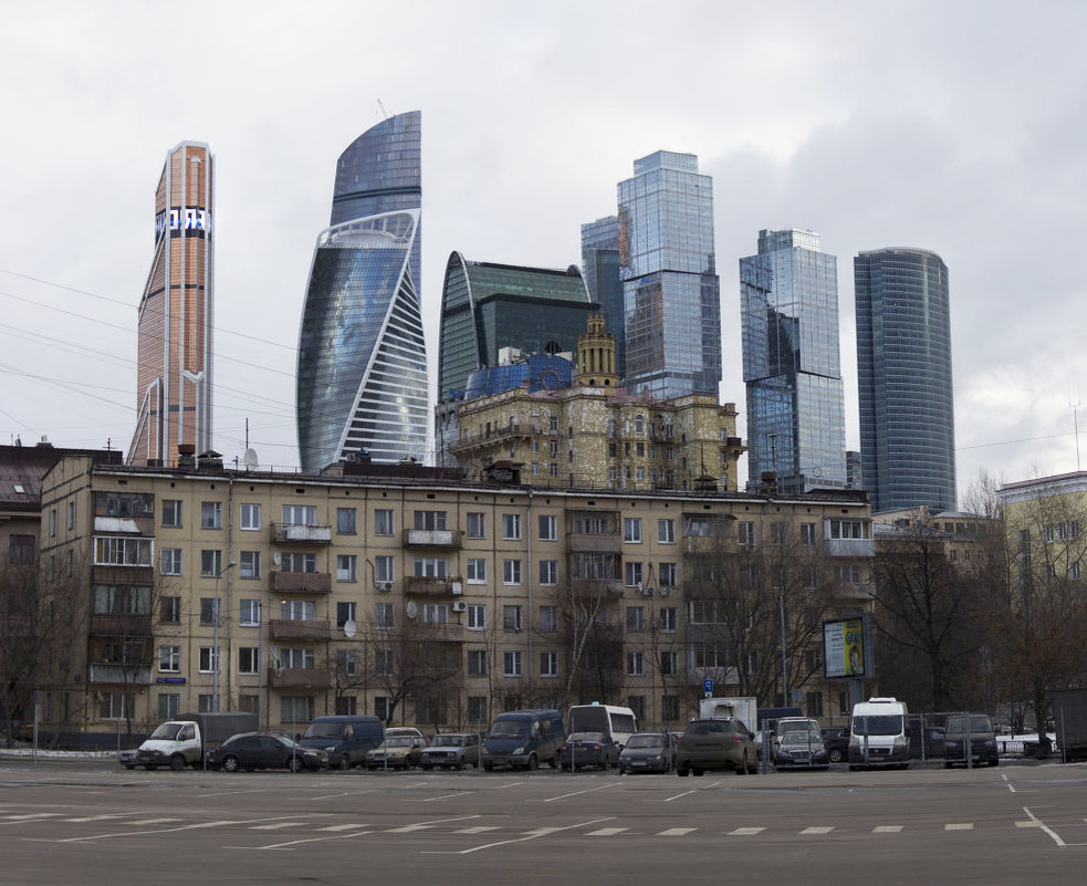 Одно лишь фото может показать насколько Москва контрастна.