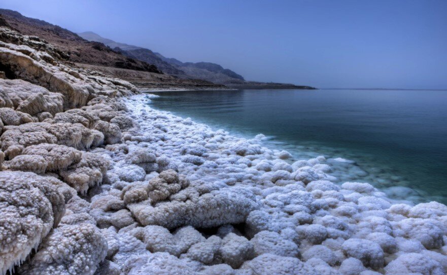 Концентрация солей в воде превышает все мыслимые пределы - свыше 31. 5%