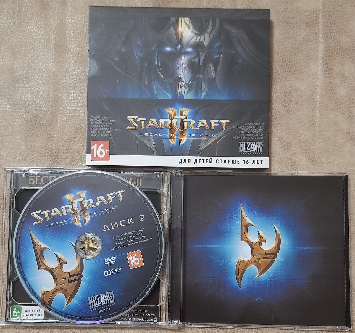 Здесь лицензионный диск купленный за 99 рублей в 2019 году. Но именно StarCraft II: Wings of Liberty, которую начали бесплатно раздавать приобщила меня к вселенной StarCraft. Другие разработчики тоже пользуются подобными трюками и раздают игры, для привлечения аудитории к франшизе.