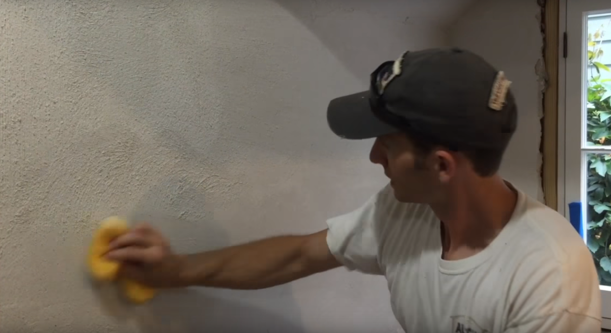 Нанесение декоративной штукатурки. Скриншот с видео канала The Craftsman Blog
