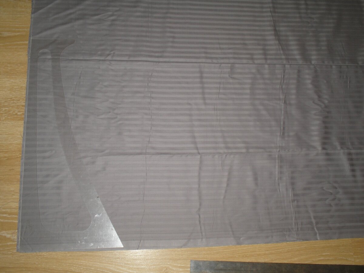 В начале куска отмечаем прямой угол с помощью линейки-треугольника с прямым углом