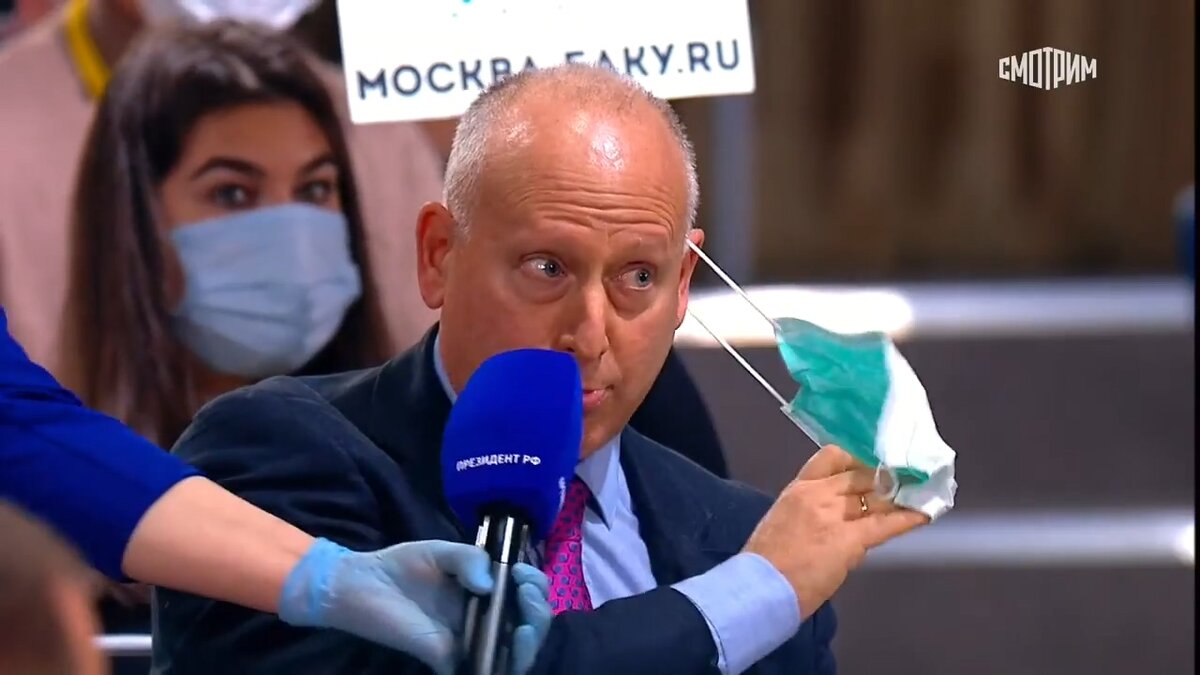 В маске так трудно дышать...