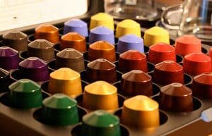 Использовать их легко и просто: достаточно засунуть их в отсек, задать аппарату необходимые параметры, а в конце – выбросить использованную упаковку, не тратя время на чистку и вымывание из кофемашины ненавистную гущу.