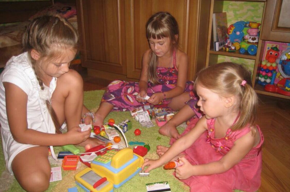 Домашний детский трусики. Дети играют в куклы. Подруги играются. Маленькие девочки подружки. Счастливые дети две девочки.