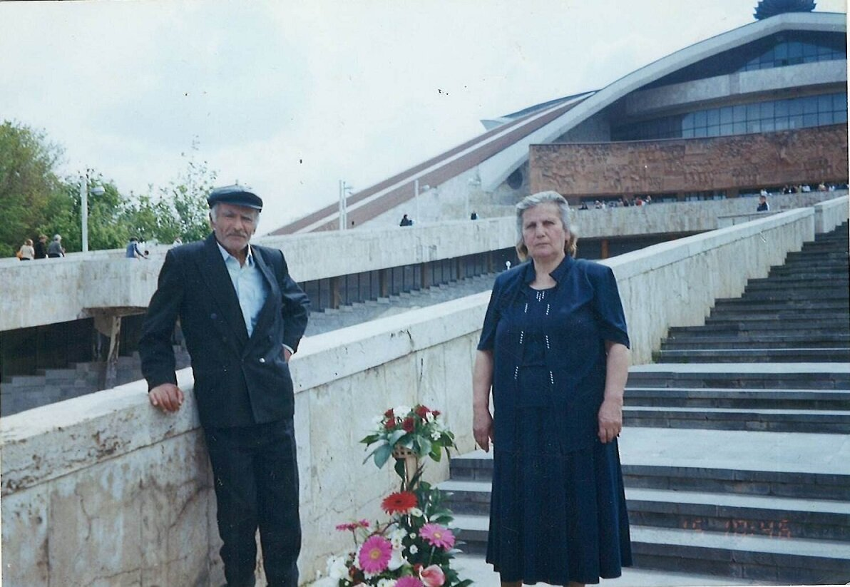 Дедо и Бабо (Сурен и Кнарик Казаряны). Фото из архива семьи Казарян