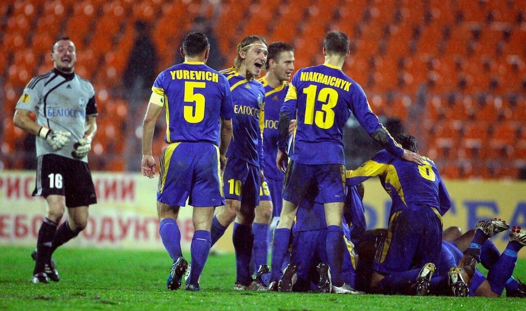 Белорусский футбол порой удивляет. Иногда никому не известные команды могут уничтожить мировых грандов. Сезон 2009/2010 для футбольного клуба «БАТЭ» сложился двояко… Борисовчане проиграли главный титул страны, уступив всего лишь 1 очко Шахтеру из Солигорска. Не смогли выйти в групповой этап Лиги Чемпионов. Но попали в Лигу Европы, где показали достойную игру. Как это было? Какие команды обыграли? И кого «БАТЭ» превзошел по всем параметрам? 