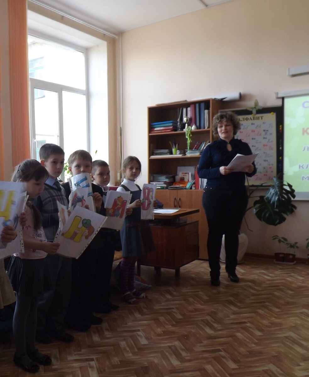 Не нарушает закон о персональных данных, поскольку фото очень старое, опознать детей по фото невозможно. 