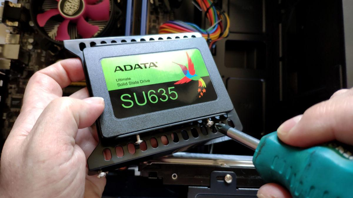 Как активировать ссд диск. SSD 2.5 SATA подключить диск к компьютеру. Подключить SSD К компьютеру SATA. Как подключить SSD К компьютеру SATA 3. Подключаем SSD диск к материнской плате SATA 3