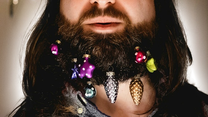 Вот прискорбный факт о бороде: волосы на лице отводят влагу, позволяя ей испаряться, прежде чем впитаться в кожу. Конечный результат - сухое, шелушащееся (и очень зудящее) лицо. Выход- чаще увлажнять кожу лица.