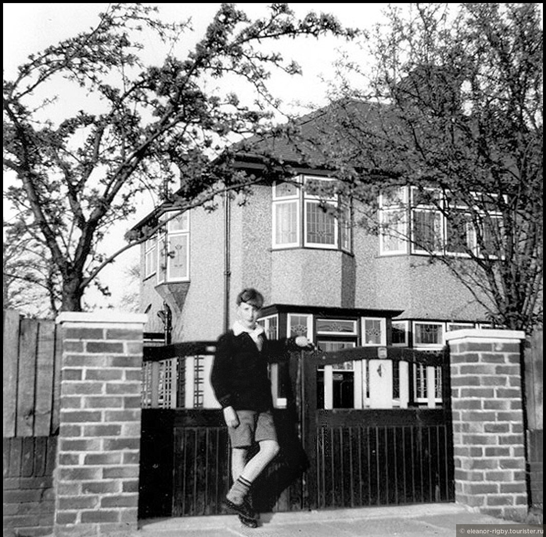 Маленький Джон на фоне дома. Фото из открытых источников в интернете