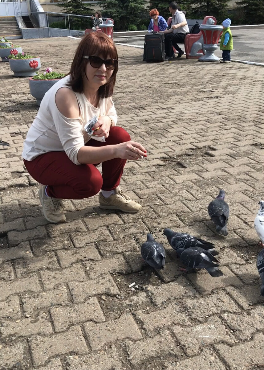 Это и есть самое загадочное, самое чудесное в женщине: она может пройти по болоту, чуть не захлебнуться в тине — и оставить позади себя белое пространство без единого пятнышка. Она может быть грешницей и тем не менее — невинной и чистой. Она — как птица Феникс: сама себя сжигает и омоложенная возрождается из пепла. Эрих М. Ремарк
