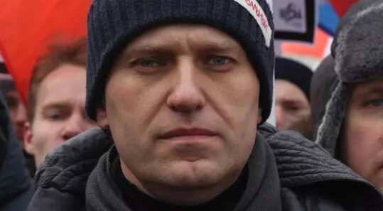 Российский оппозиционер Алексей Навальный должен сегодня прибыть в Москву в аэропорт "Внуково". По информации СМИ, в воздушной гавани Навального будут ждать более 100 полицейских.