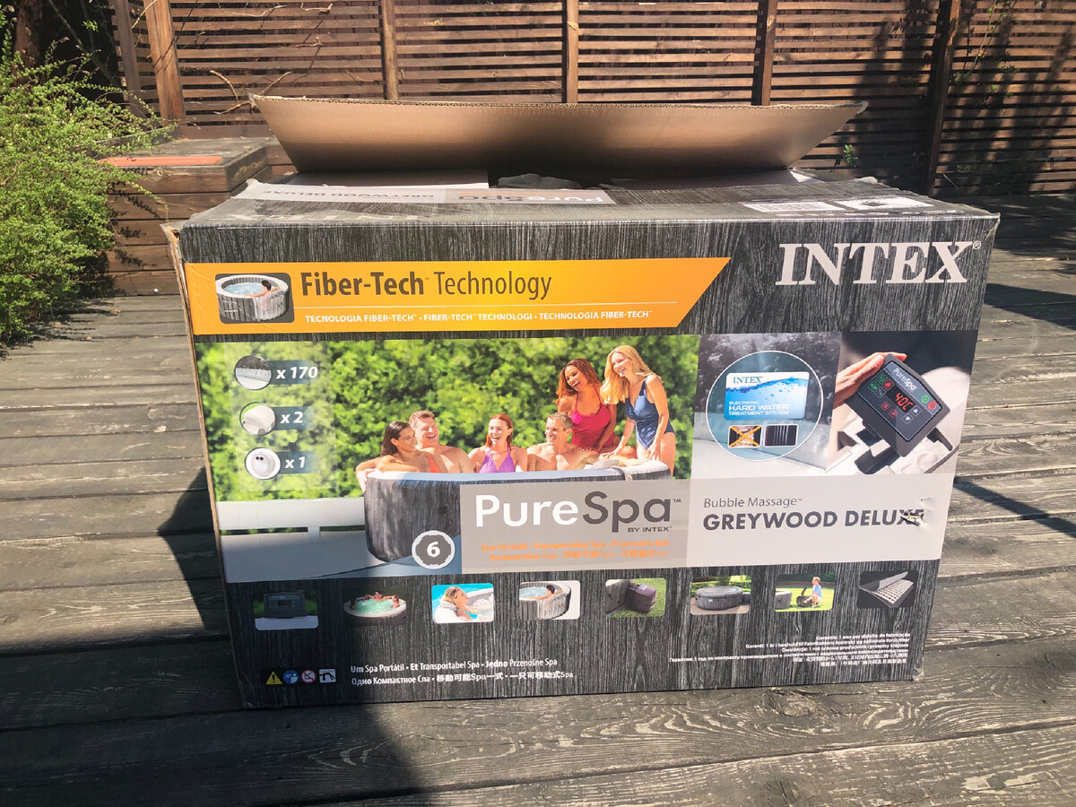 Так как сдувается бассейн тоже автоматически, с помощью насоса, в сложенном виде бассейн хранился в родной коробке. 