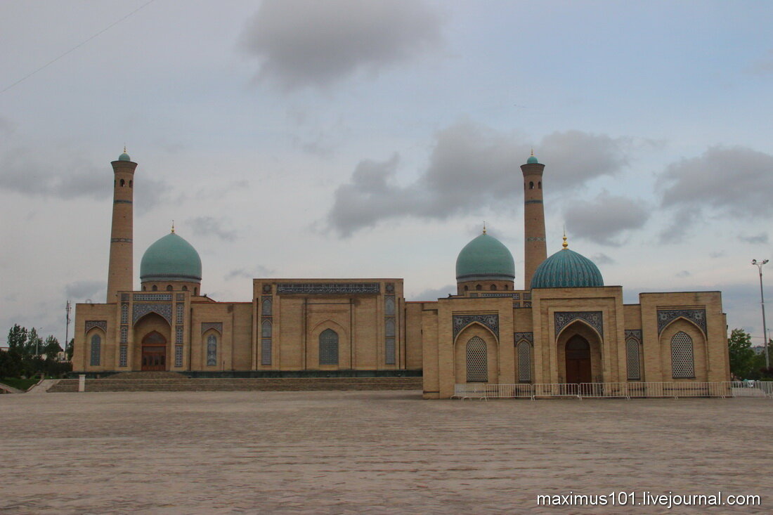 Религиозный комплекс Хазрати Имам в Ташкенте. Справа, небольшое медресе Муйи Муборак, которое якобы датируется XV веком. На заднем плане современная Соборная мечеть Хазрати Имам (возведена в 2007 году).