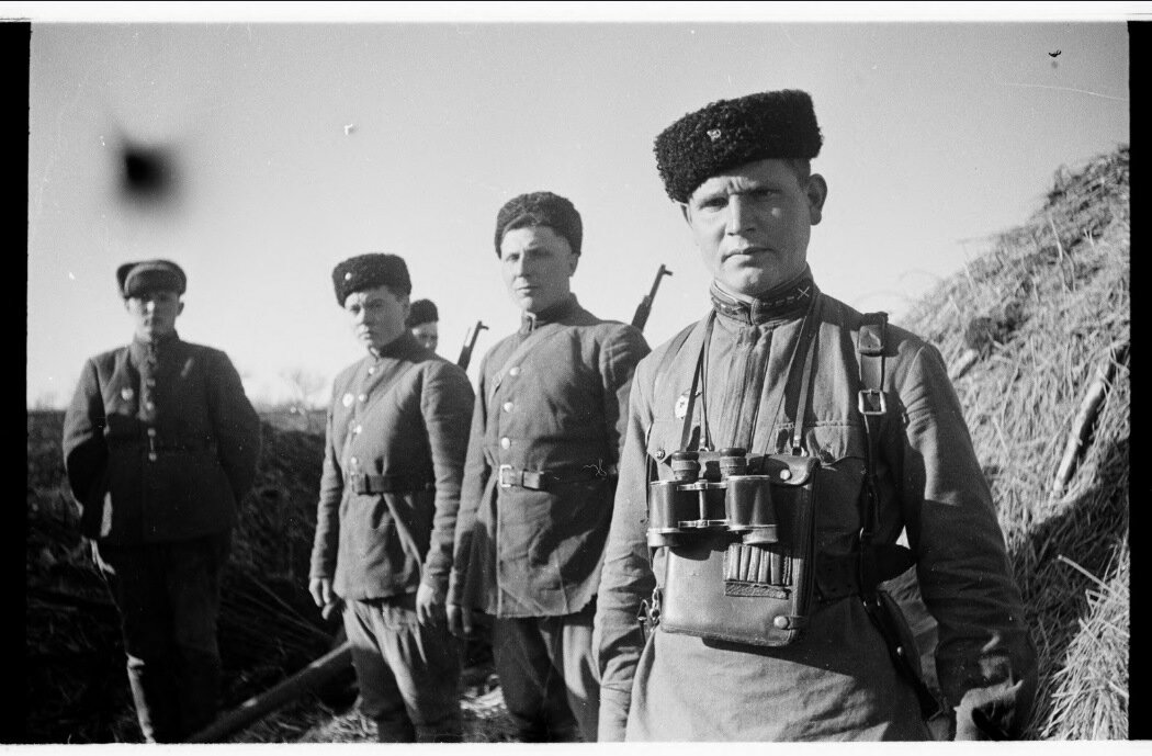 Воевали казачки за Родину. За Сталина воевали. А если б Сталин их репрессировал, то пошли бы в начале войны в бой 40 казачьих кавалерийских полков, 5 казачьих танковых полков, 8 казачьих миномётных полков и дивизионов, 2 казачьих зенитных полка и ряд других подразделений, полностью укомплектованных казаками?