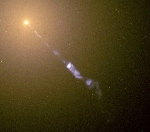 Джет, исходящий из галактики M87. © NASA/The Hubble Heritage Team.