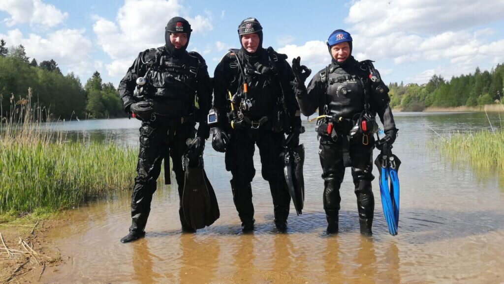 Инструктор Андрей Андреев (по середине) с членами клуба // Фото предоставлено Подводным клубом ЦСК ВМФ