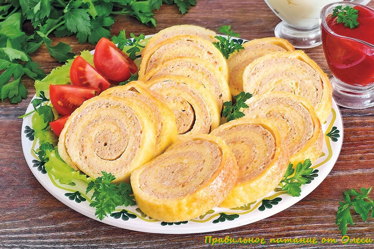 Яичный рулет с курицей. Рулет из курицы с омлетом. Рулет куриный с грибами, сыром и омлетом. Куриный рулет из омлета. Куриный рулет с омлетом отварной.