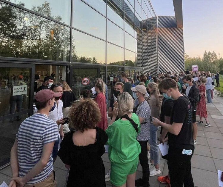 Очередь на внеочередную прививку в Ньювегейне / фото: rtl.nl