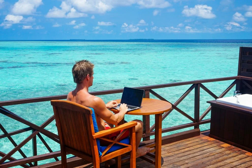 устроиться на работу и уехать