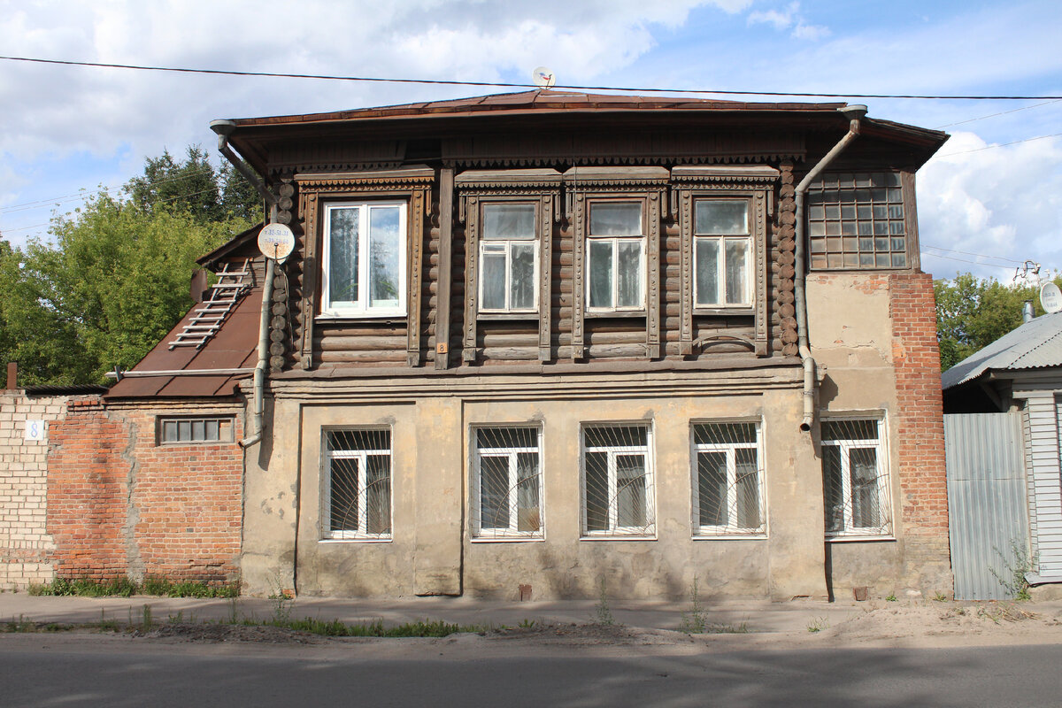 Вот такие старые купеческие дома сохранились в городе. Кирпичный низ и деревянный верх. Фото автора