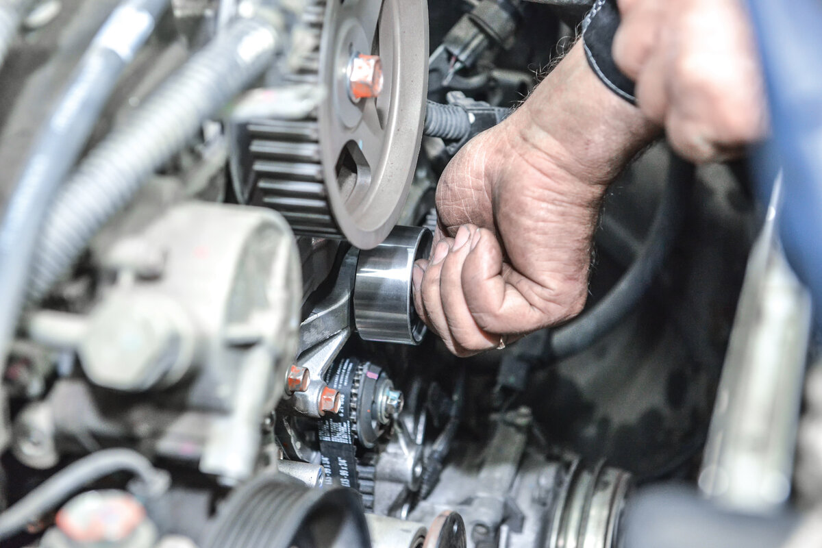 Замена ремня ГРМ на автомобиле. Источник фото Яндекс