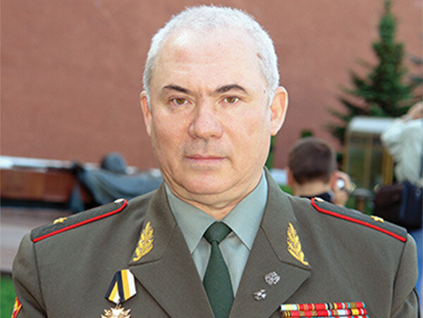 Александр Владимиров Президент Коллегии военных экспертов России,
Почетный председатель Общероссийского и Московского содружеств
суворовцев, нахимовцев и кадет России,
кандидат политических наук,
выпускник Московского СВУ 1963 года,
лауреат Национальной премии «Лучшая книга – 2020» по номинации
«Наука» как автор фундаментального труда «Основы общей теории
войны» в трех томах,
генерал – майор в отставке