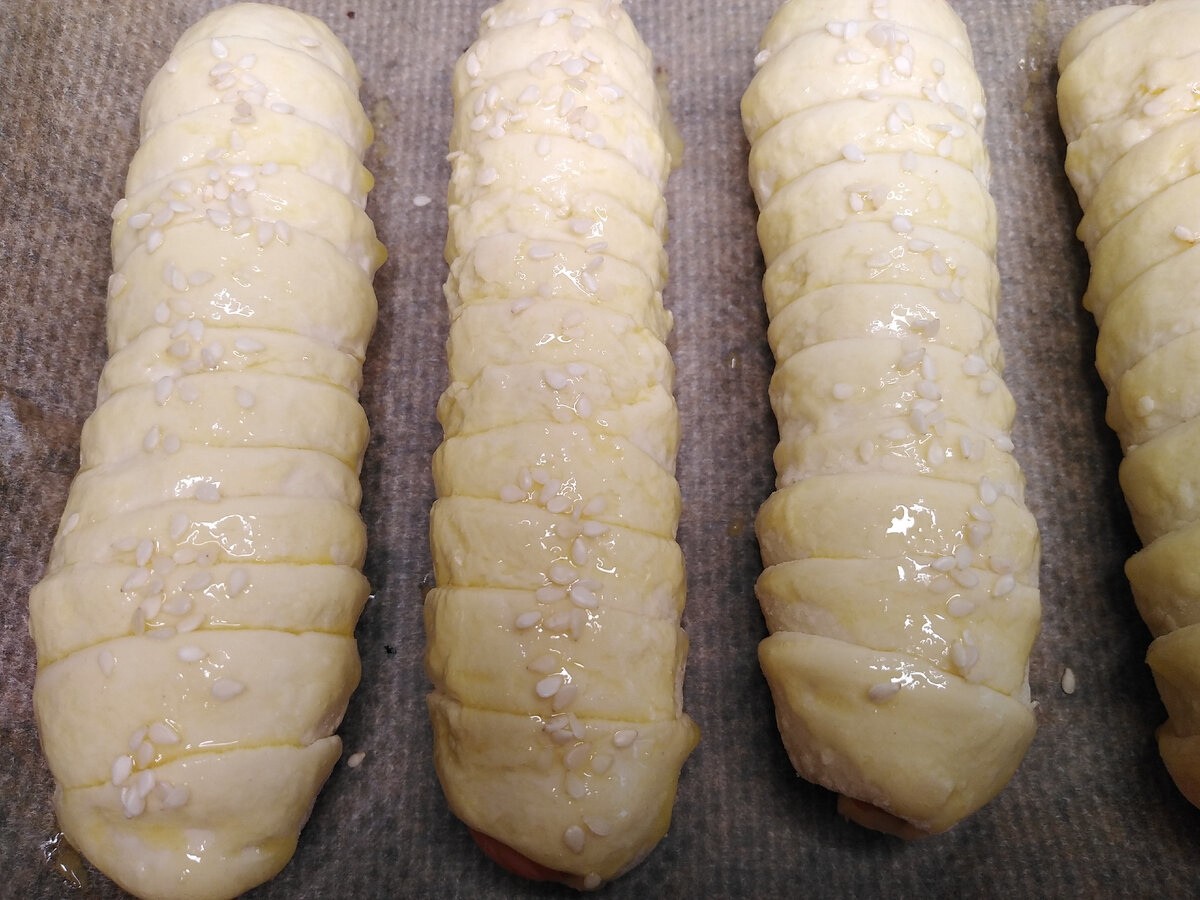 Сосиски в тесте и сдобные хлебные палочки – потрясающий перекус всего за 30 минут