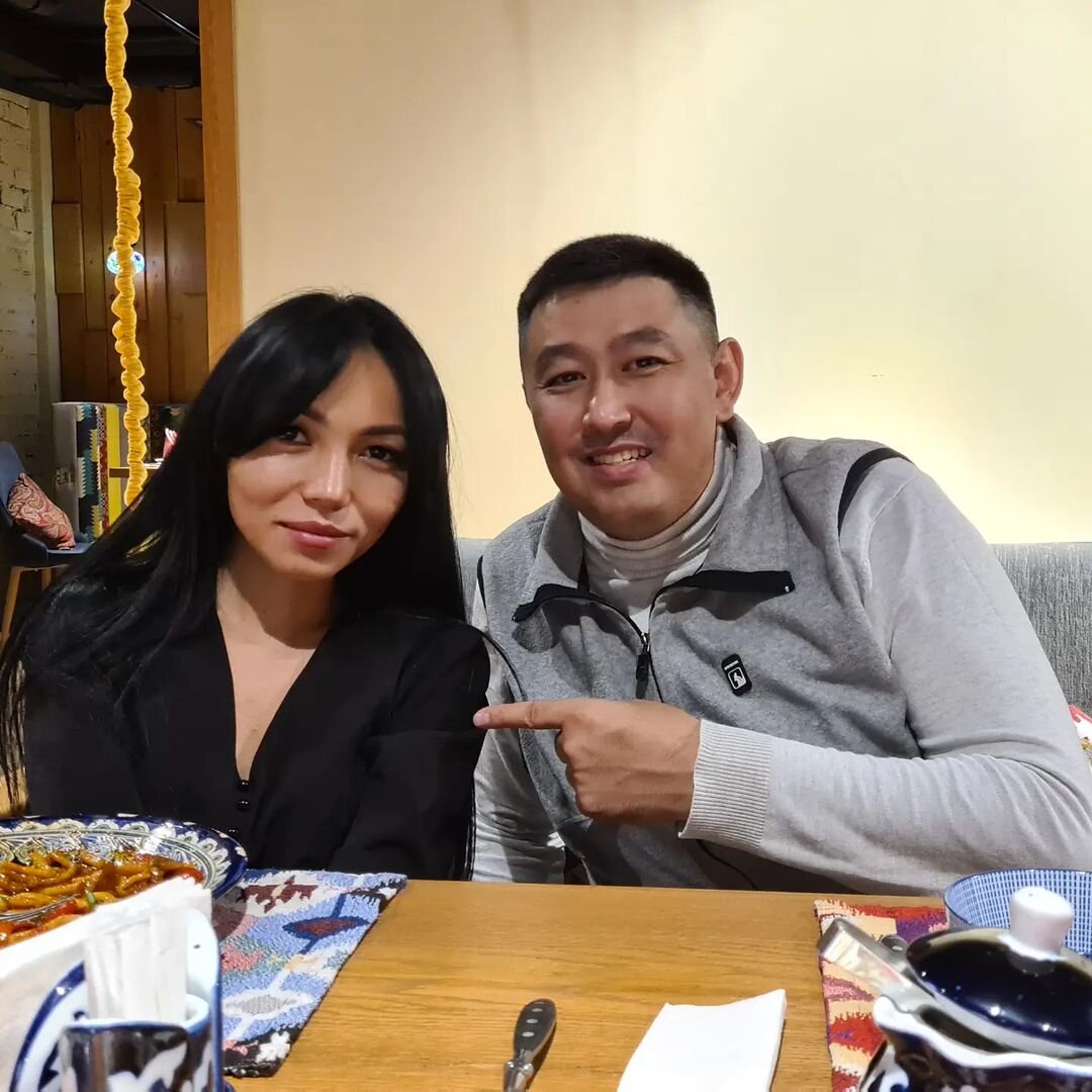 С коллегой после трудового напряженного дня в восточной кухне