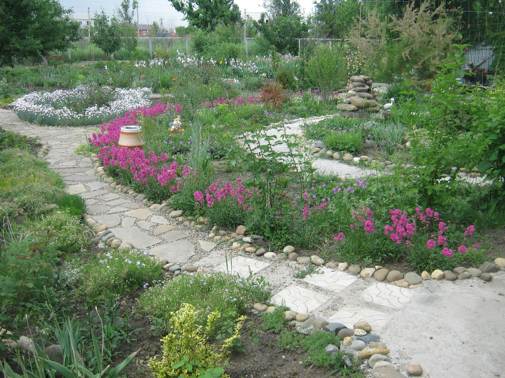 Клумбы,  май 2012.
