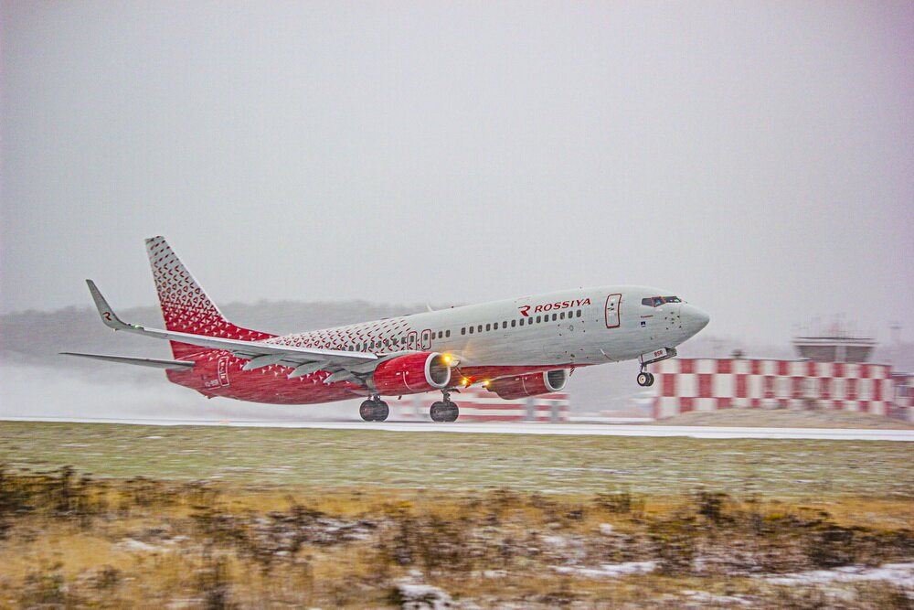 Вроде все было чисто. Ну, припорошило маленько, вереница уборочной техникой убирала эти снежные миллиметры. Но внезапно небо заволокло, снег повалил во всю силу, и там, где совсем недавно прошла техника вновь забелело. Мы как раз пересекали полосу, доложили, как положено и пошли от заряда. Мимо нас по рулежке пробежал мистер «Боинг», встал на исполнительный, запросил разрешения и побежал заряду на встречу. Я не мог отсиживаться в теплой машине и вышел посмотреть. Он двигался все быстрее и быстрее, вот оторвалась от земли передняя стойка, а потом и весь «Боинг». Пара секунд и он скрылся в снегу. А через минуту все было кончено. Самолет улетел и снег кончился. 