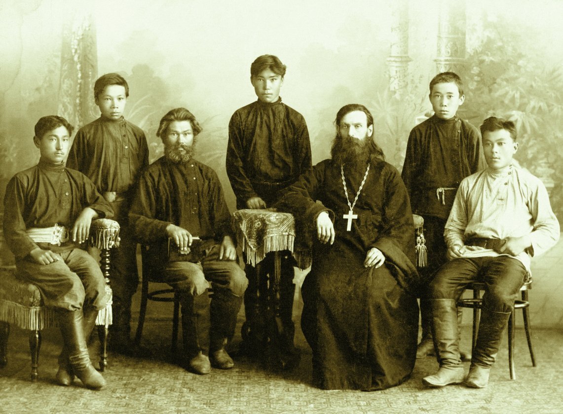 Иван Шемановский с учениками инородческой школы. Источник: Яндекс.Картинки