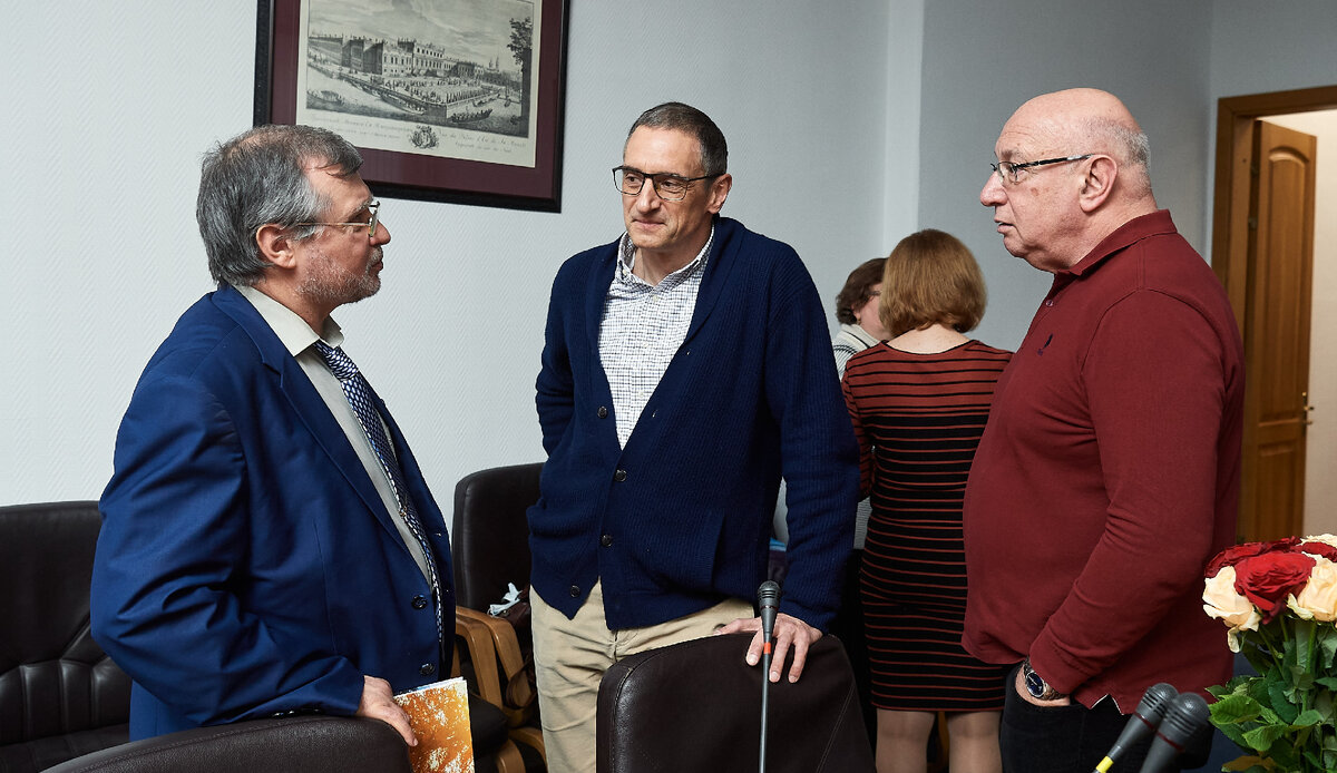 Преподаватели моего курса. Среди них один из авторов Конституции 1993 г.; известный теле- и радиоведущий, он же политолог и писатель, а также другие талантливые и известные науке люди. Фото из личного архива.