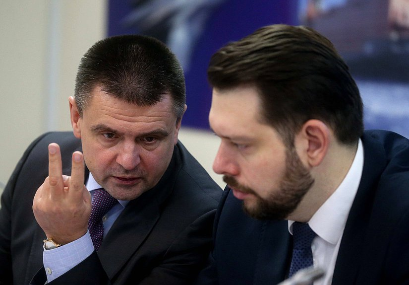 Справа — директор департамента радиоэлектронной промышленности Министерства промышленности и торговли РФ Юрий Владимирович Плясунов