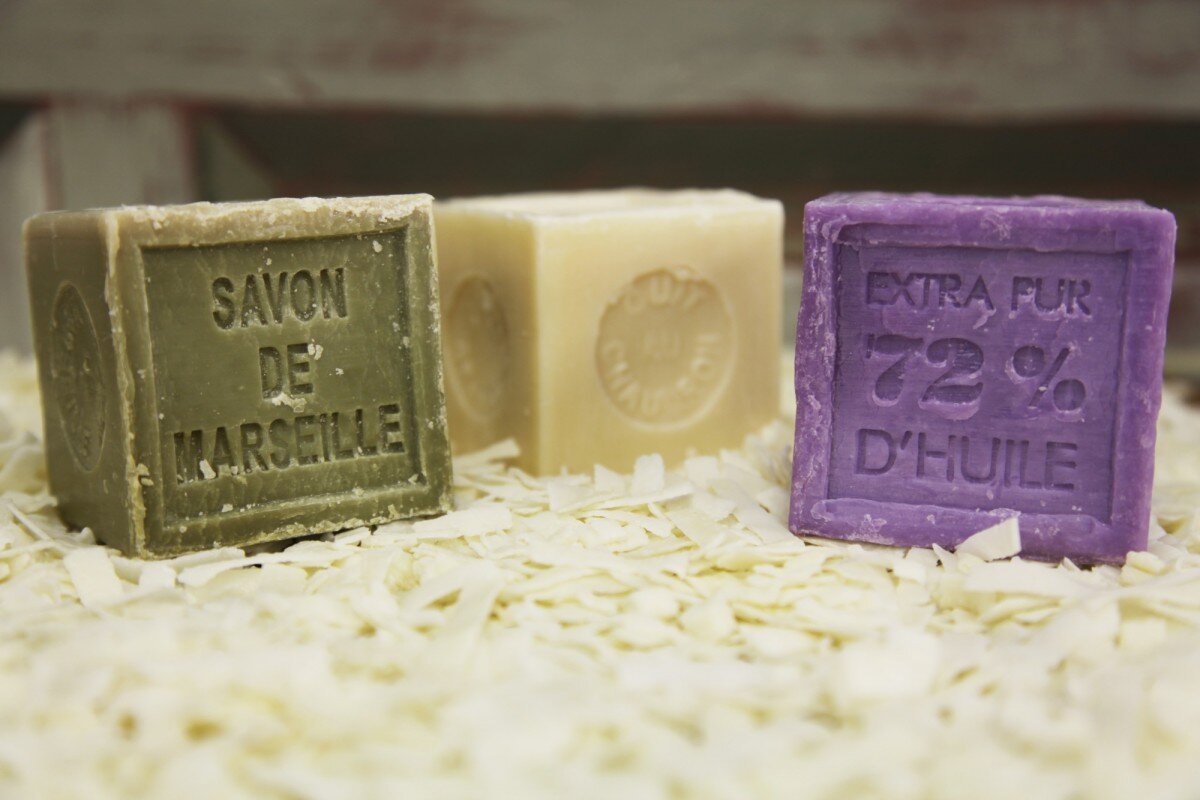 Марсельское мыло содержит 72% оливкового масла. Остальное занимают твердые масла, например, кокосовое и пальмовое.