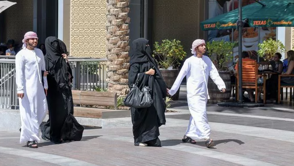 Арабские эмираты жители. Жители ОАЭ. ОАЭ люди. ОАЭ местные жители. Арабские женщины на улице.