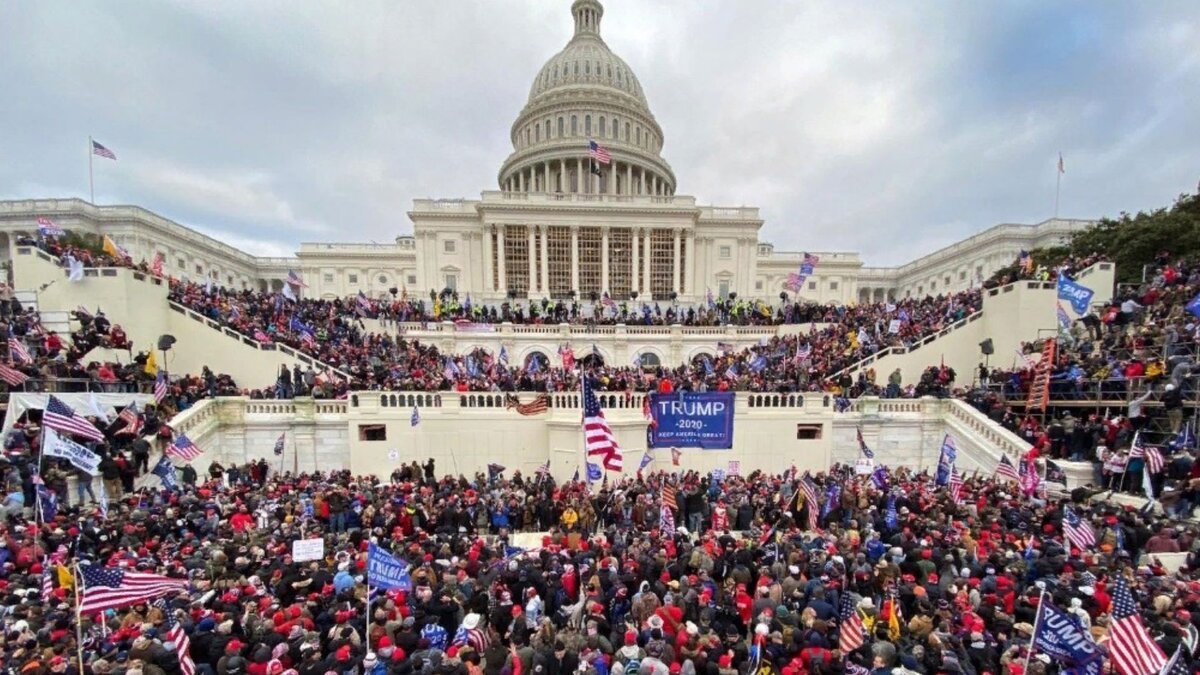 Столкновения сторонников Трампа с полицией переросли в захват Капитолия.