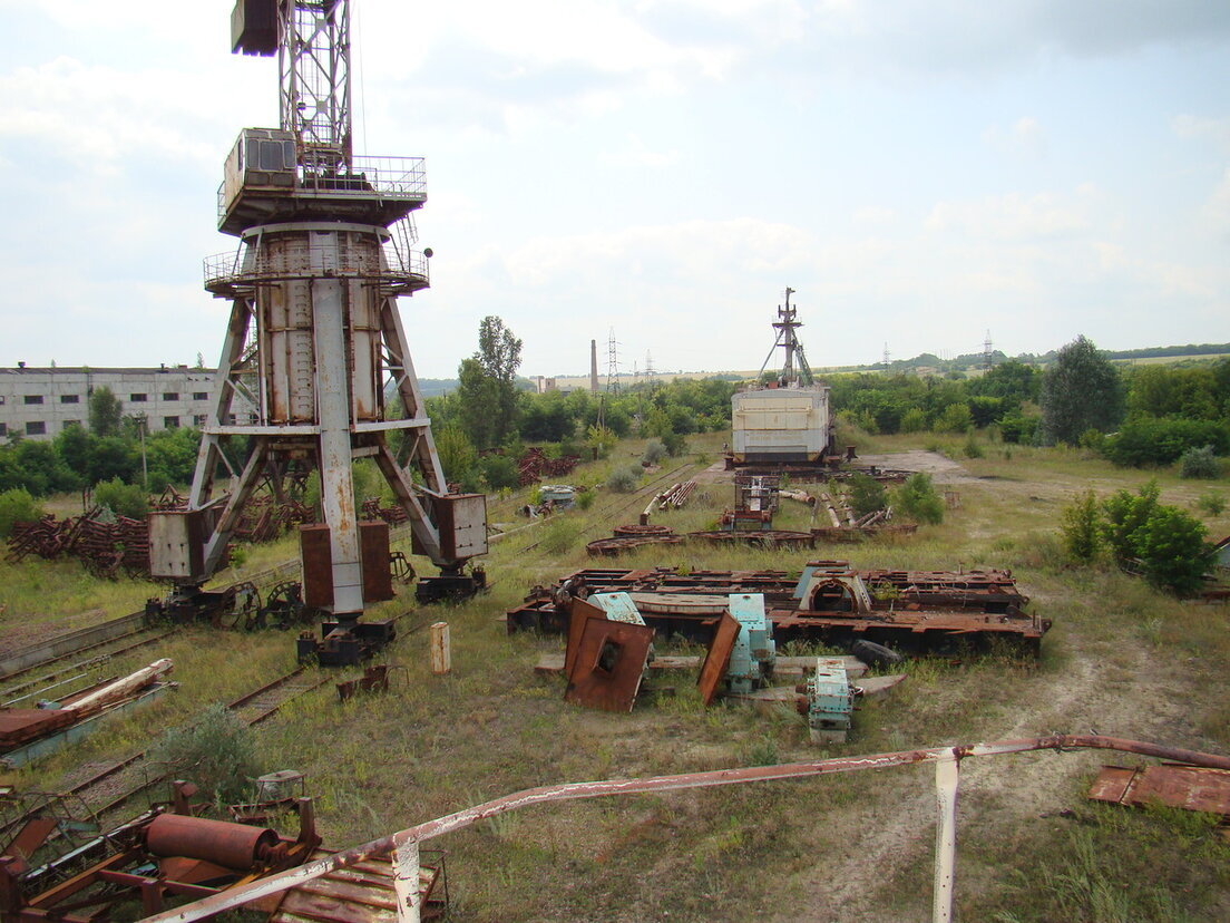 Площадка сборки шагающих экскаваторов.